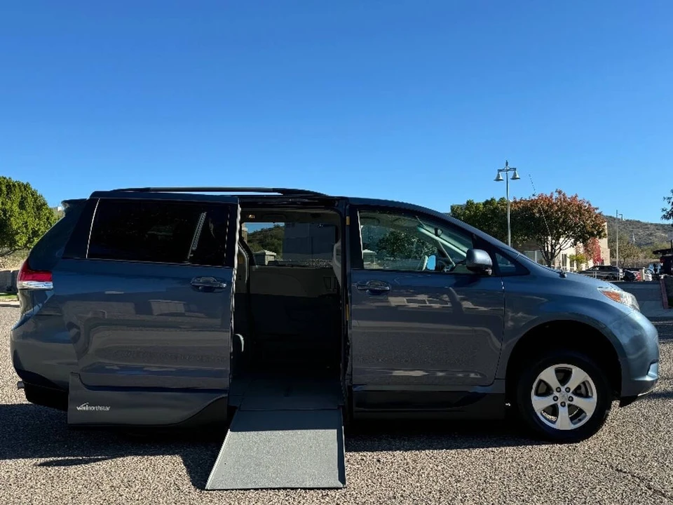 2014 Toyota Sienna 3rd Gen - Image 3 of 14