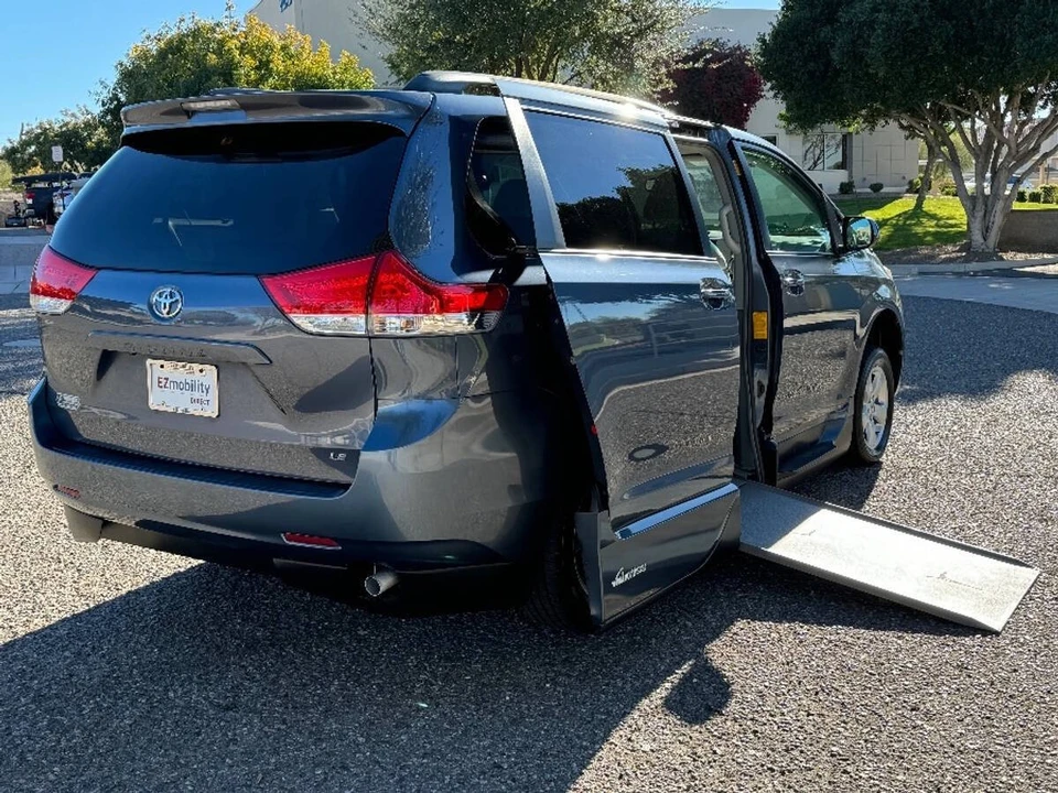2014 Toyota Sienna 3rd Gen - Image 2 of 14