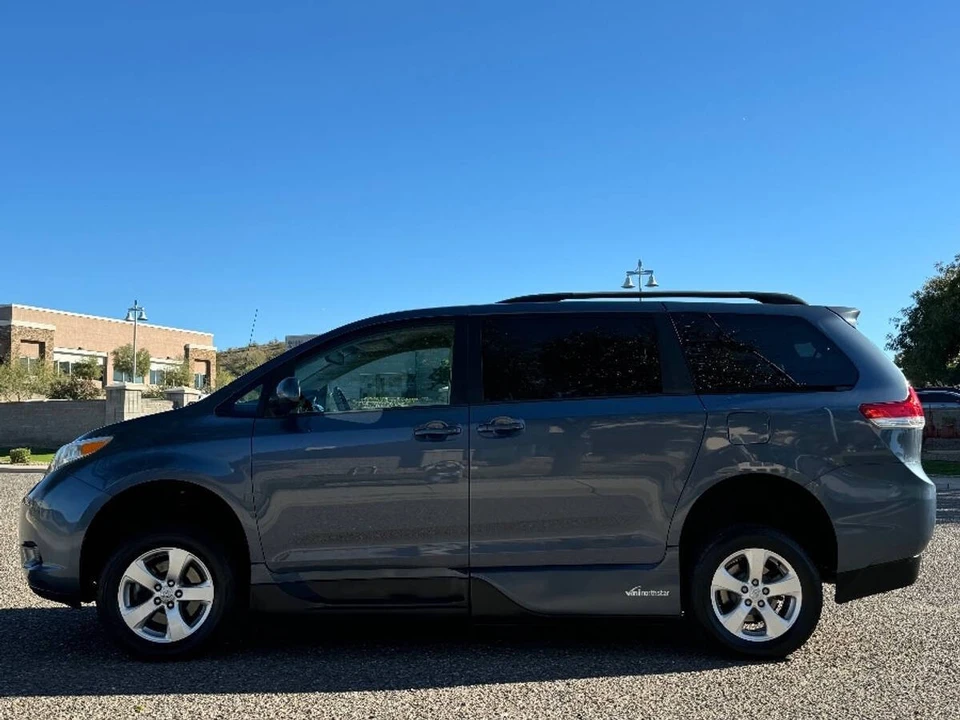 2014 Toyota Sienna 3rd Gen - Image 11 of 14