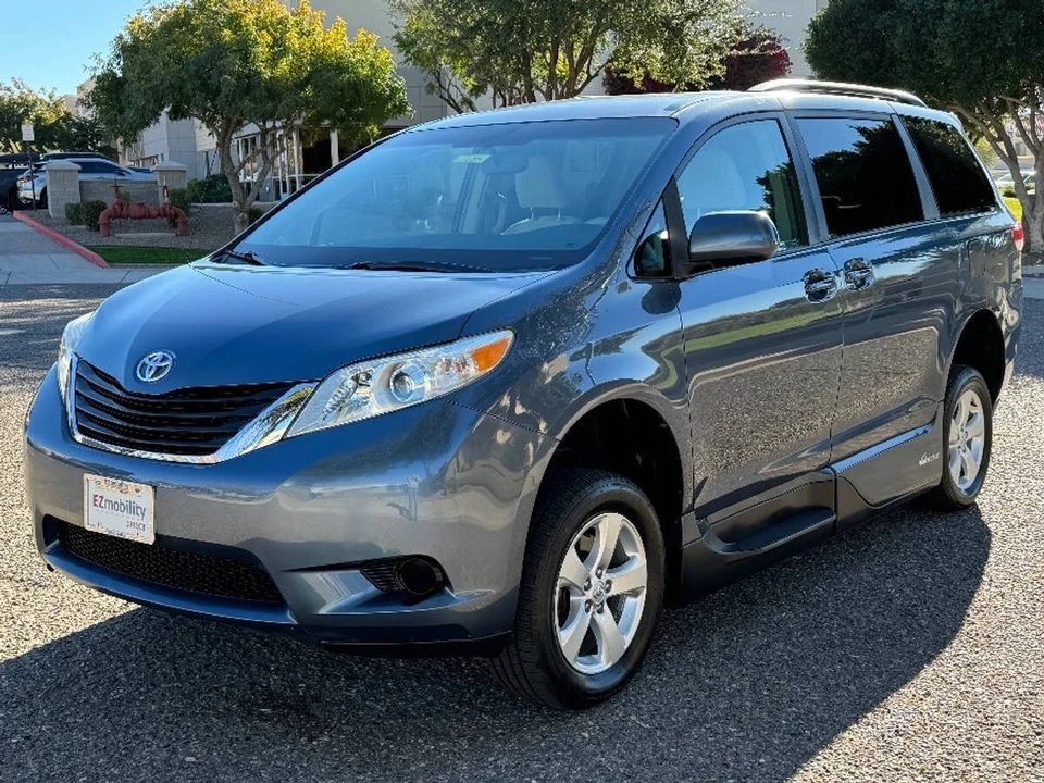 2014 Toyota Sienna 3rd Gen - Image 13 of 14