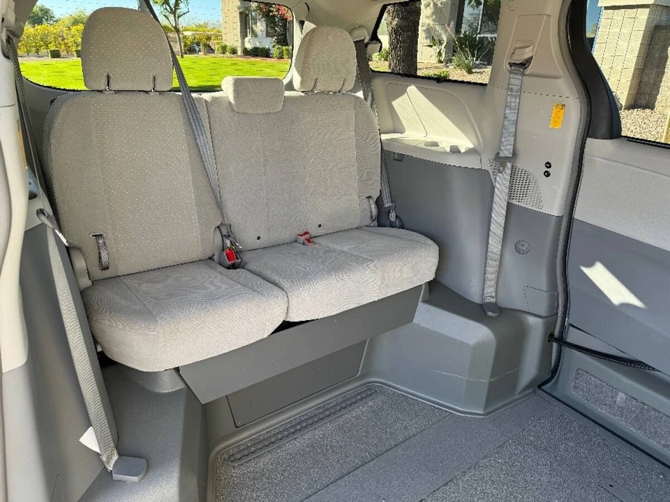 2014 Toyota Sienna 3rd Gen - Image 9 of 14