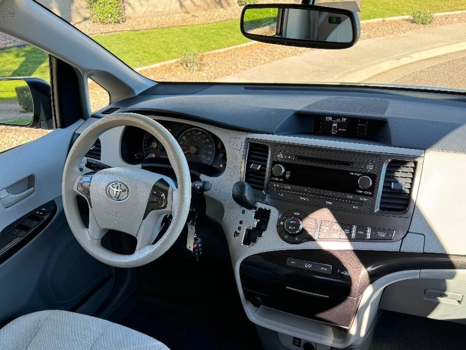 2014 Toyota Sienna 3rd Gen - Image 4 of 14