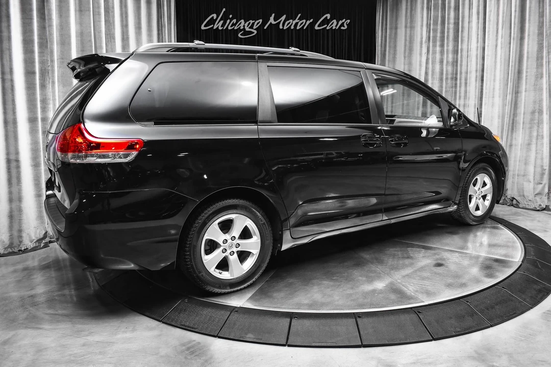 2014 Toyota Sienna 3rd Gen - Image 5 of 12