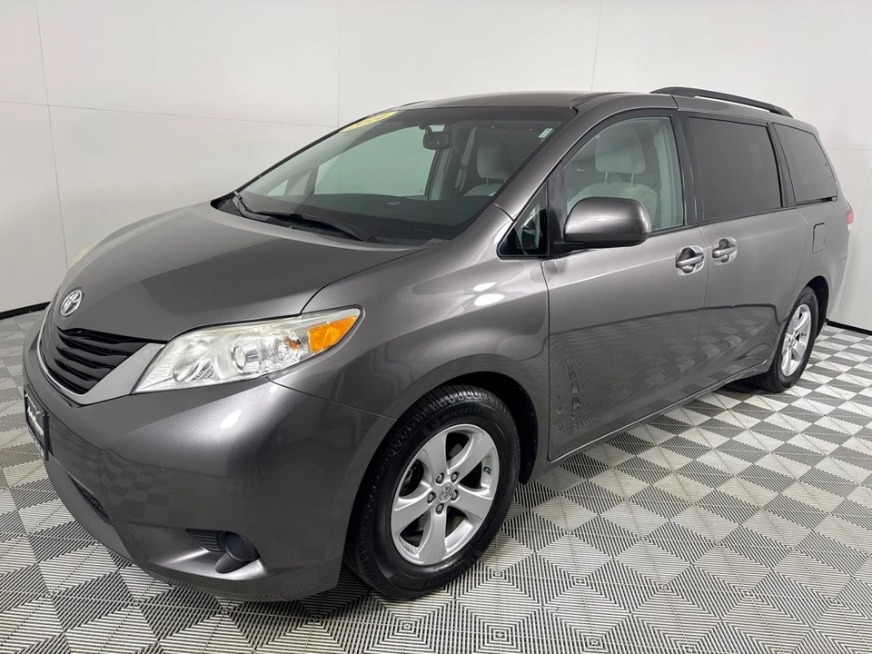 2014 Toyota Sienna 3rd Gen - Image 7 of 12