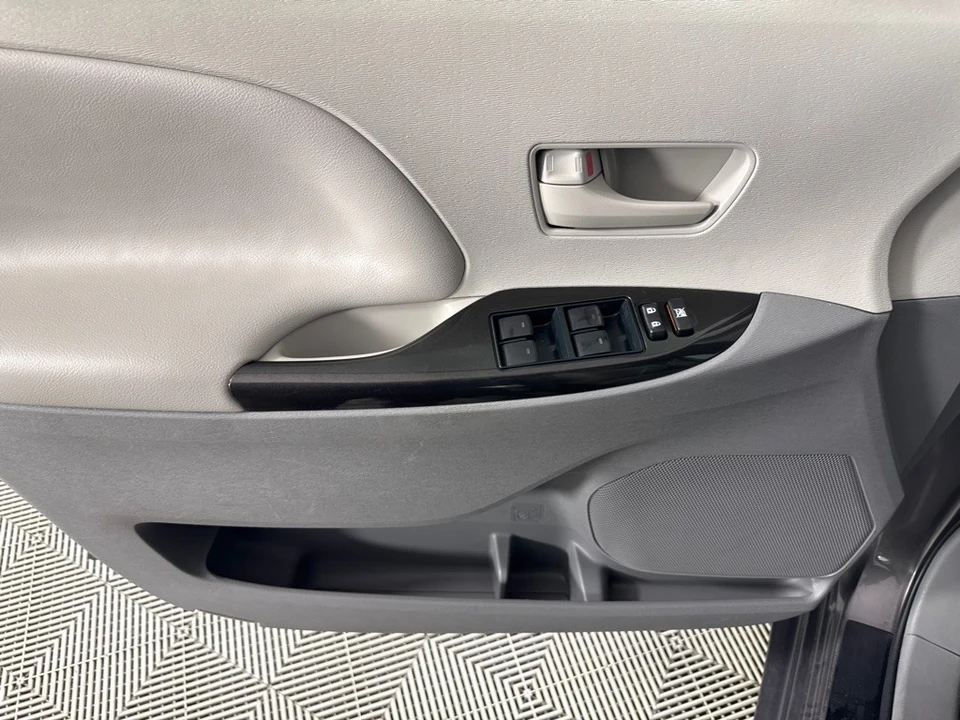 2014 Toyota Sienna 3rd Gen - Image 10 of 12