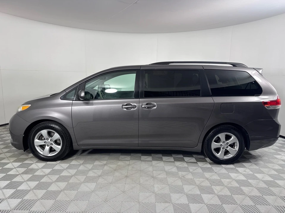 2014 Toyota Sienna 3rd Gen - Image 6 of 12