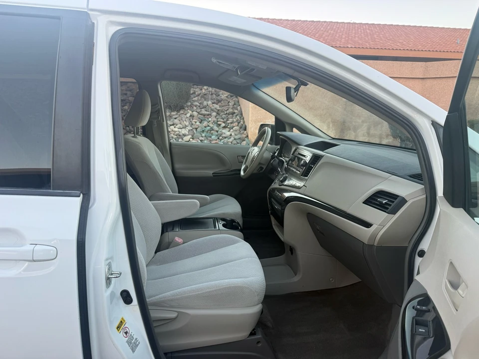 2014 Toyota Sienna 3rd Gen - Image 17 of 21
