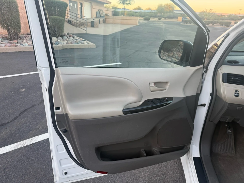 2014 Toyota Sienna 3rd Gen - Image 11 of 21