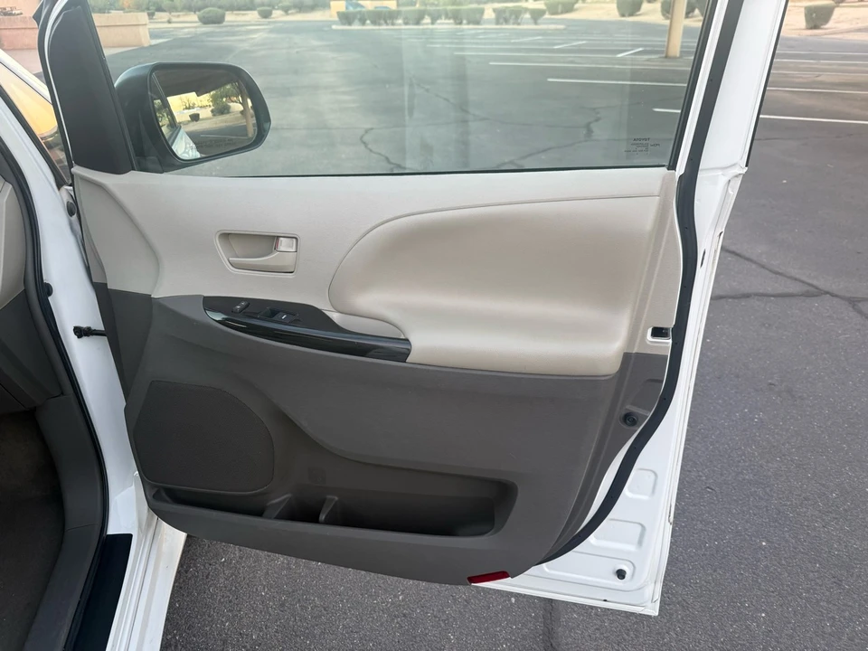 2014 Toyota Sienna 3rd Gen - Image 19 of 21