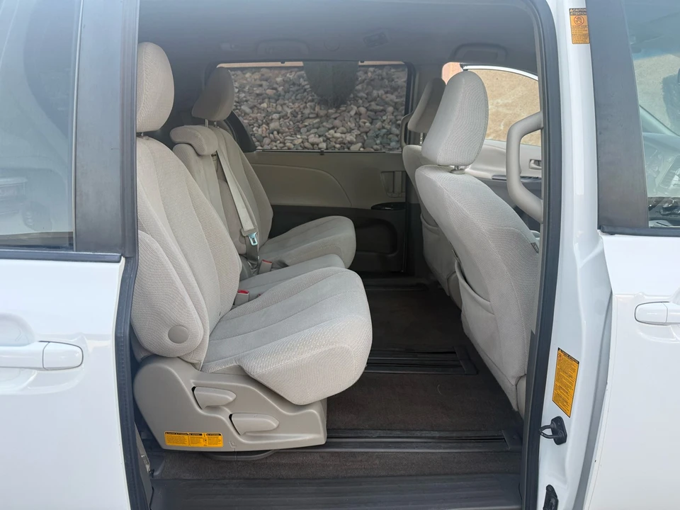 2014 Toyota Sienna 3rd Gen - Image 15 of 21