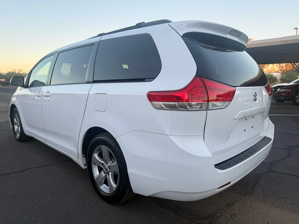 2014 Toyota Sienna 3rd Gen - Image 5 of 21