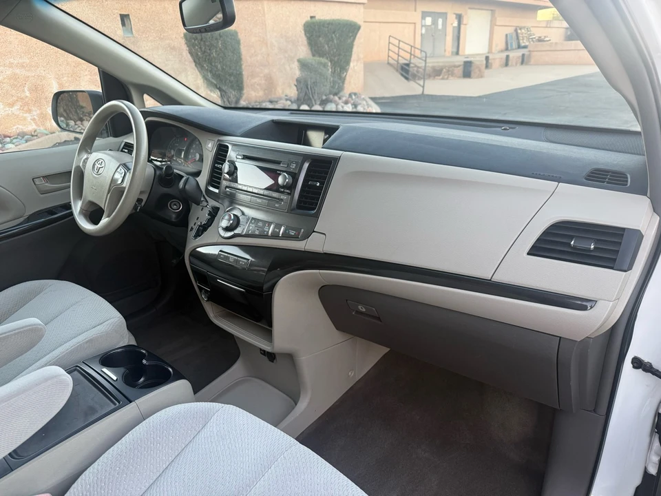2014 Toyota Sienna 3rd Gen - Image 18 of 21