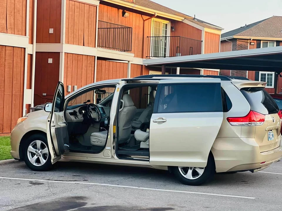 2014 Toyota Sienna 3rd Gen - Image 3 of 9