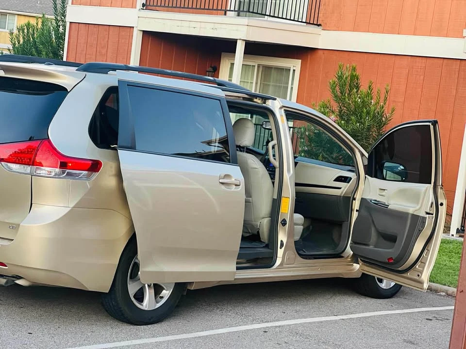 2014 Toyota Sienna 3rd Gen - Image 4 of 9
