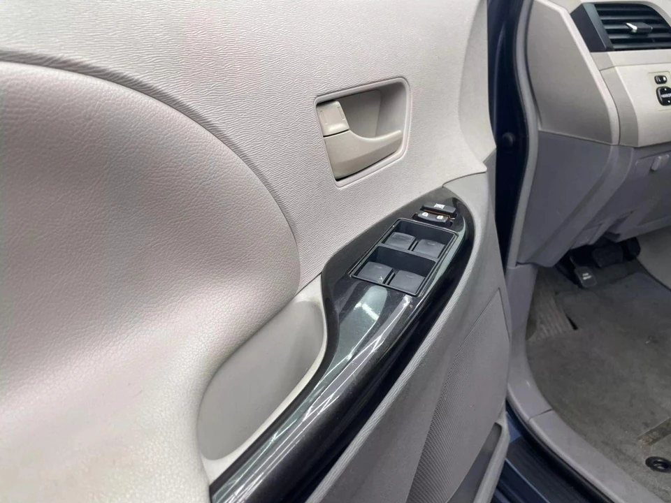 2014 Toyota Sienna 3rd Gen - Image 11 of 21