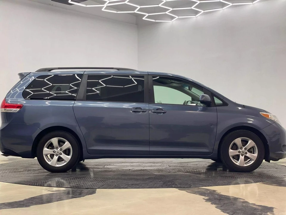 2014 Toyota Sienna 3rd Gen - Image 3 of 21