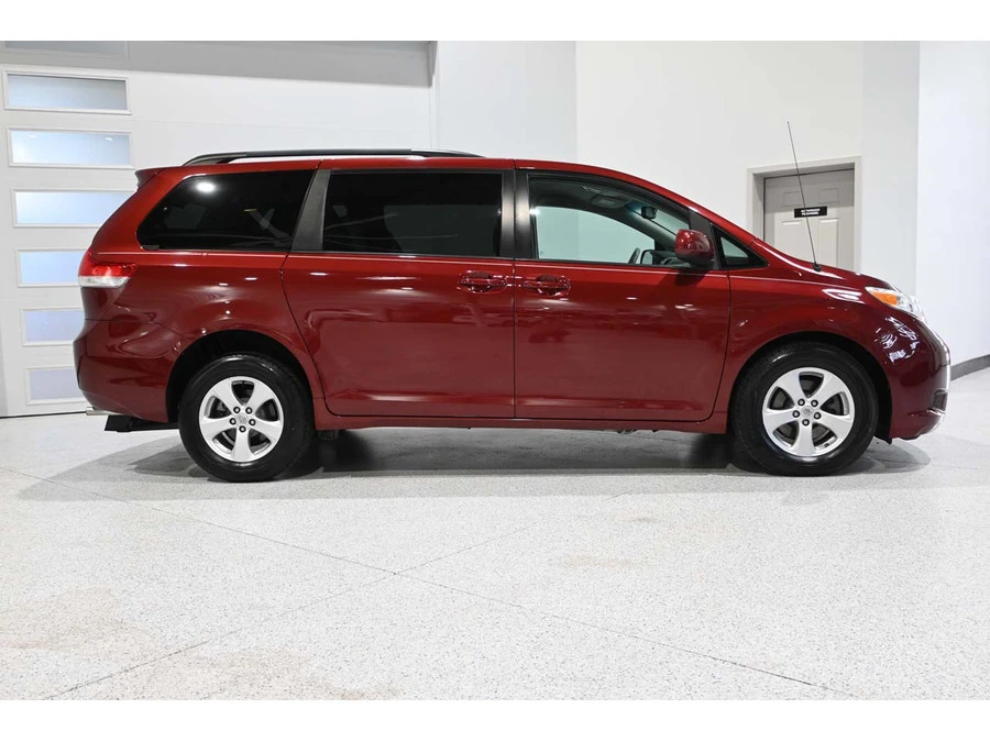 2014 Toyota Sienna 3rd Gen - Image 5 of 12