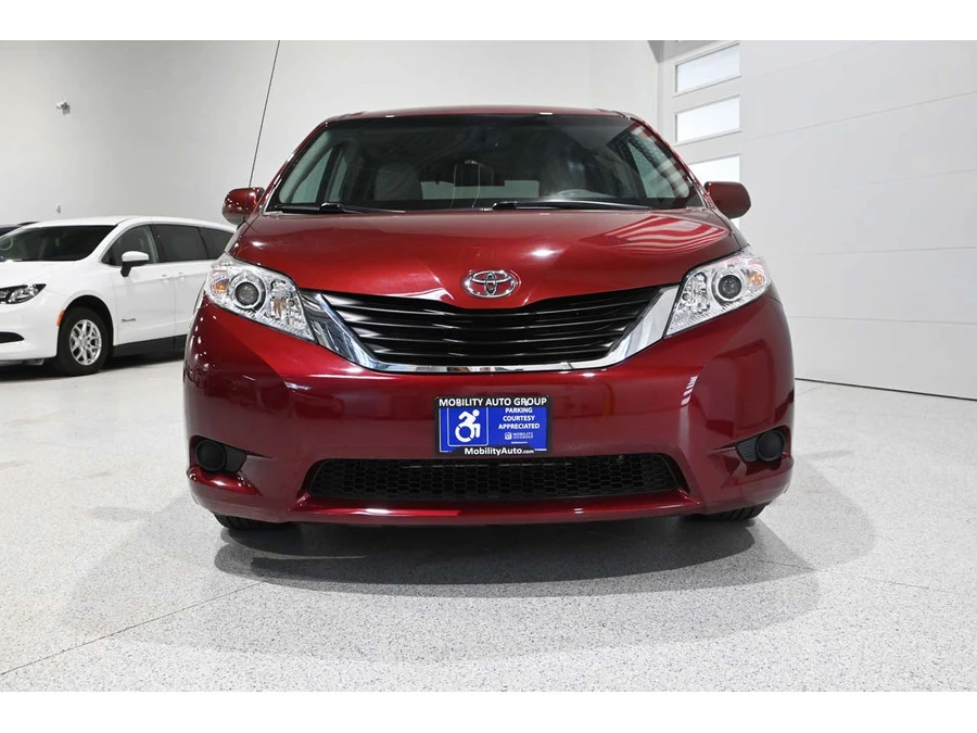 2014 Toyota Sienna 3rd Gen - Image 4 of 12