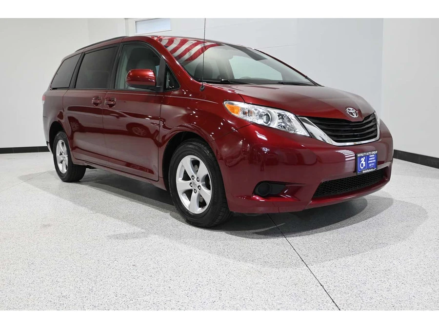 2014 Toyota Sienna 3rd Gen - Image 3 of 12