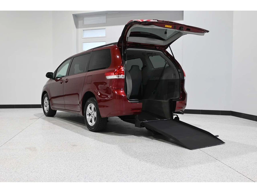 2014 Toyota Sienna 3rd Gen - Image 2 of 12