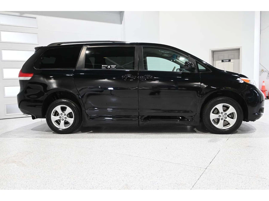 2014 Toyota Sienna 3rd Gen - Image 5 of 12