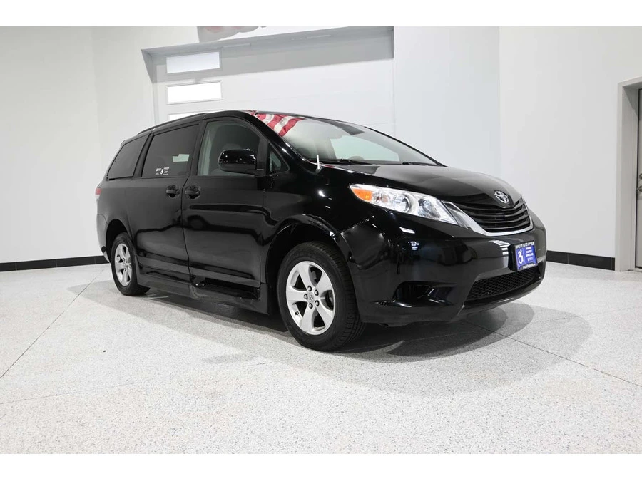2014 Toyota Sienna 3rd Gen - Image 3 of 12