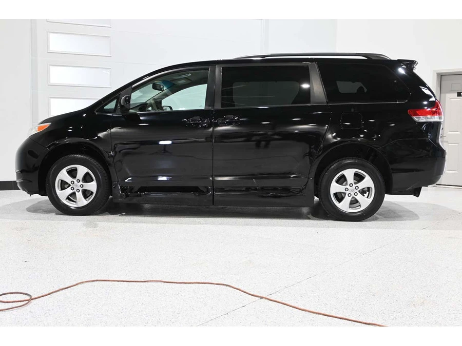2014 Toyota Sienna 3rd Gen - Image 9 of 12