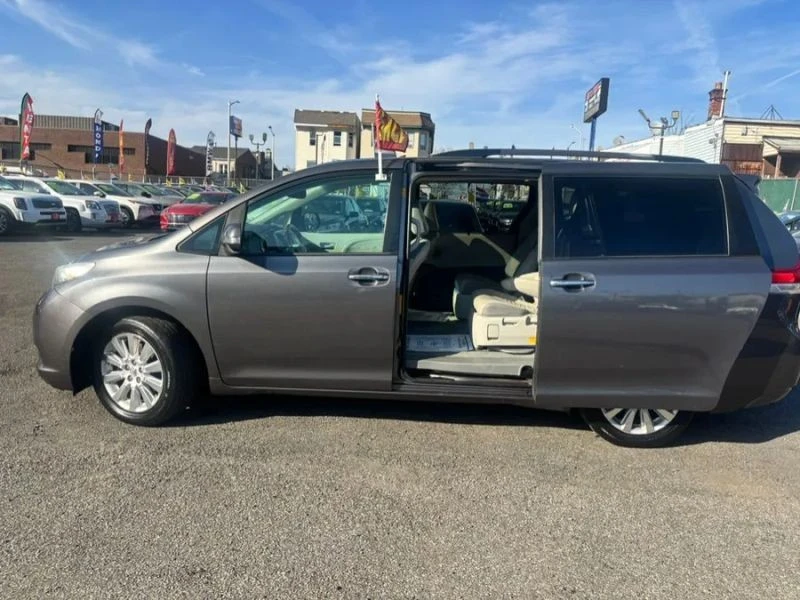 2014 Toyota Sienna 3rd Gen - Image 8 of 12