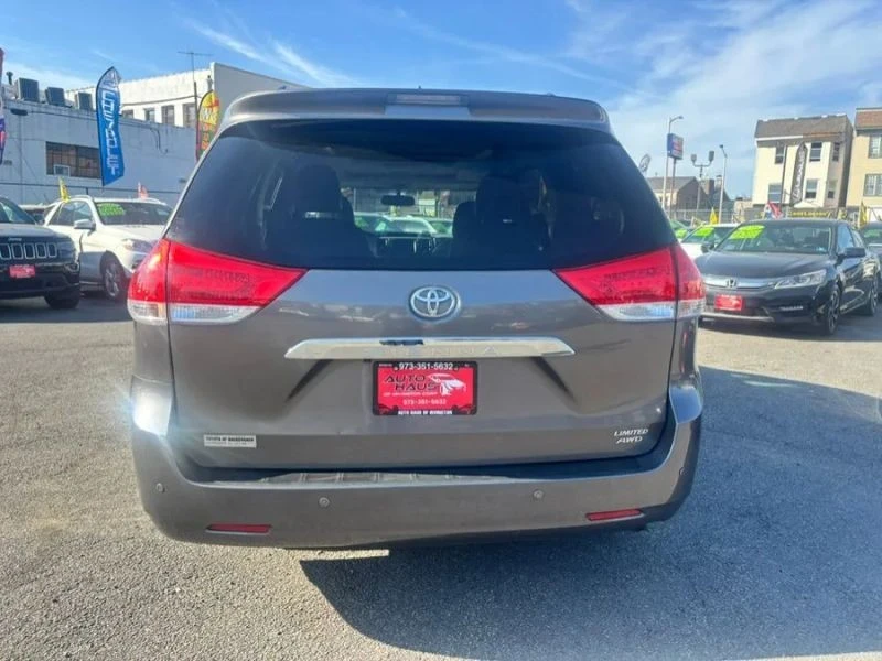 2014 Toyota Sienna 3rd Gen - Image 9 of 12