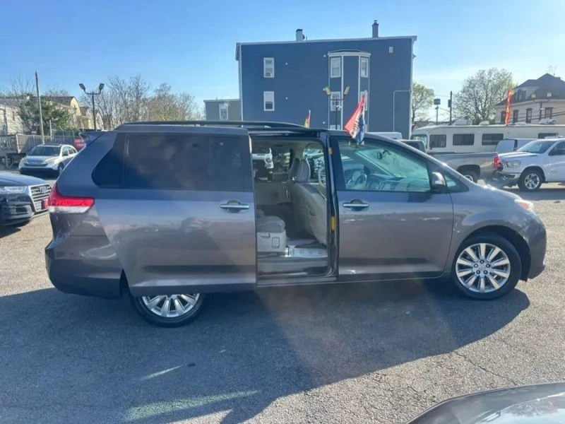 2014 Toyota Sienna 3rd Gen - Image 5 of 12