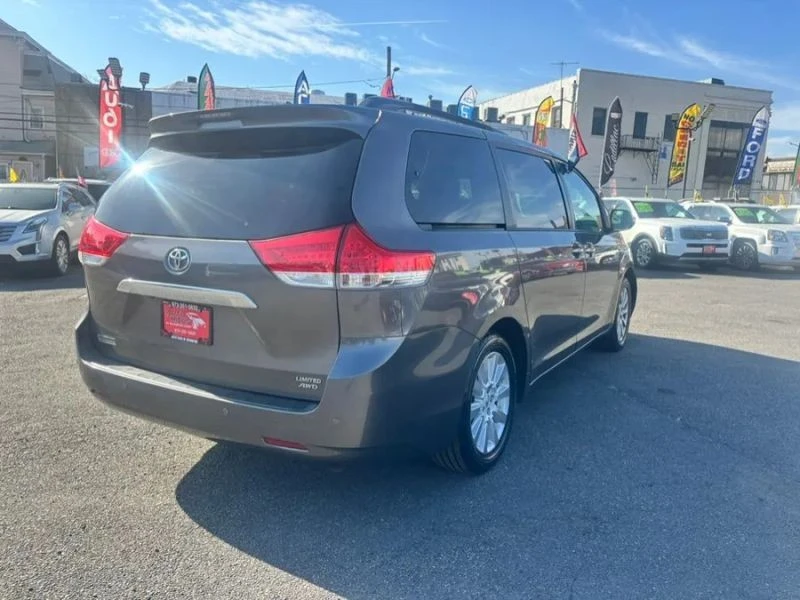 2014 Toyota Sienna 3rd Gen - Image 4 of 12