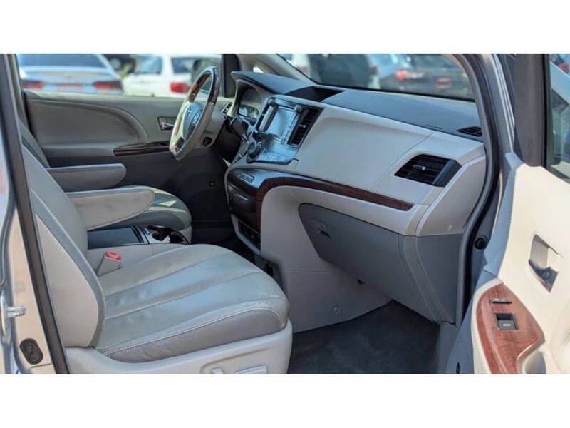 2014 Toyota Sienna 3rd Gen - Image 5 of 11