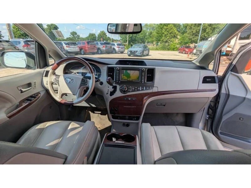 2014 Toyota Sienna 3rd Gen - Image 6 of 11