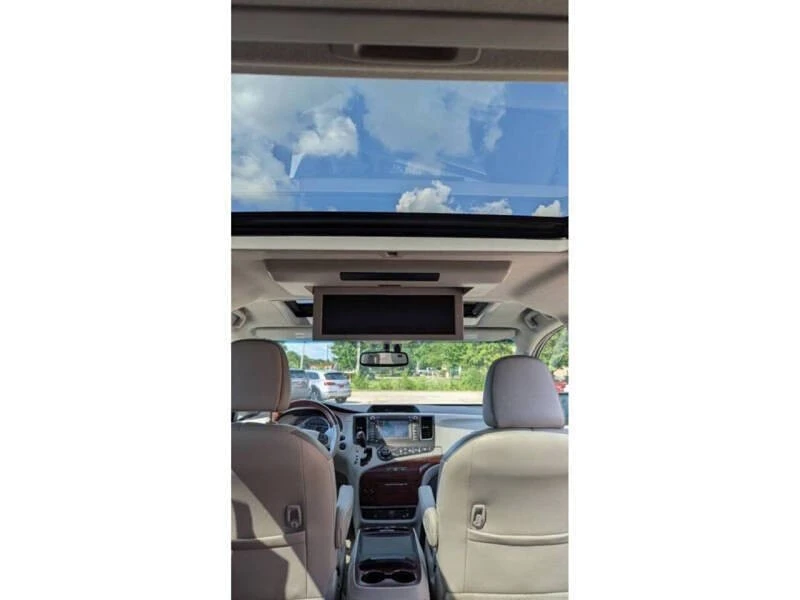 2014 Toyota Sienna 3rd Gen - Image 10 of 11