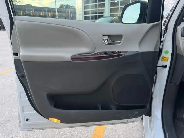 2014 Toyota Sienna 3rd Gen - Image 4 of 8