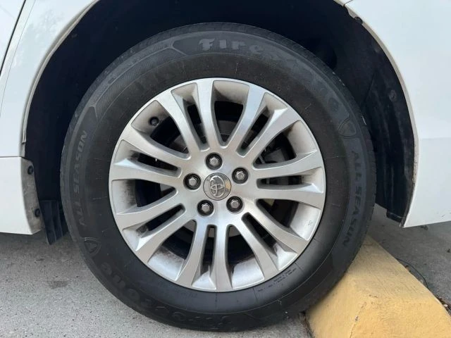 2014 Toyota Sienna 3rd Gen - Image 5 of 8