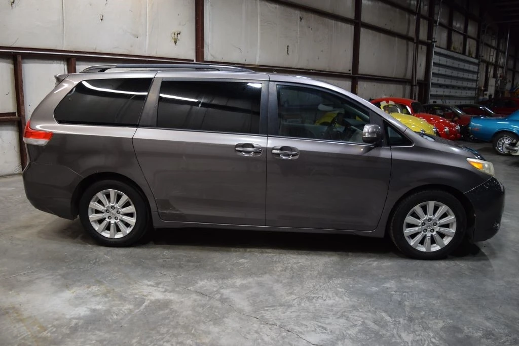 2014 Toyota Sienna 2nd Gen - Image 9 of 21