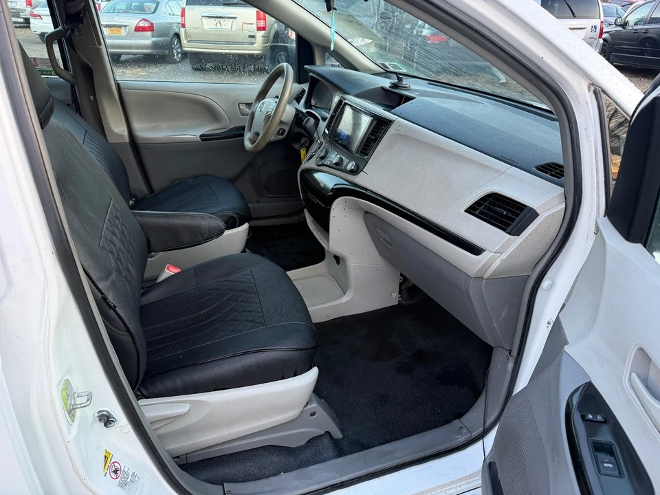 2014 Toyota Sienna 3rd Gen - Image 13 of 19