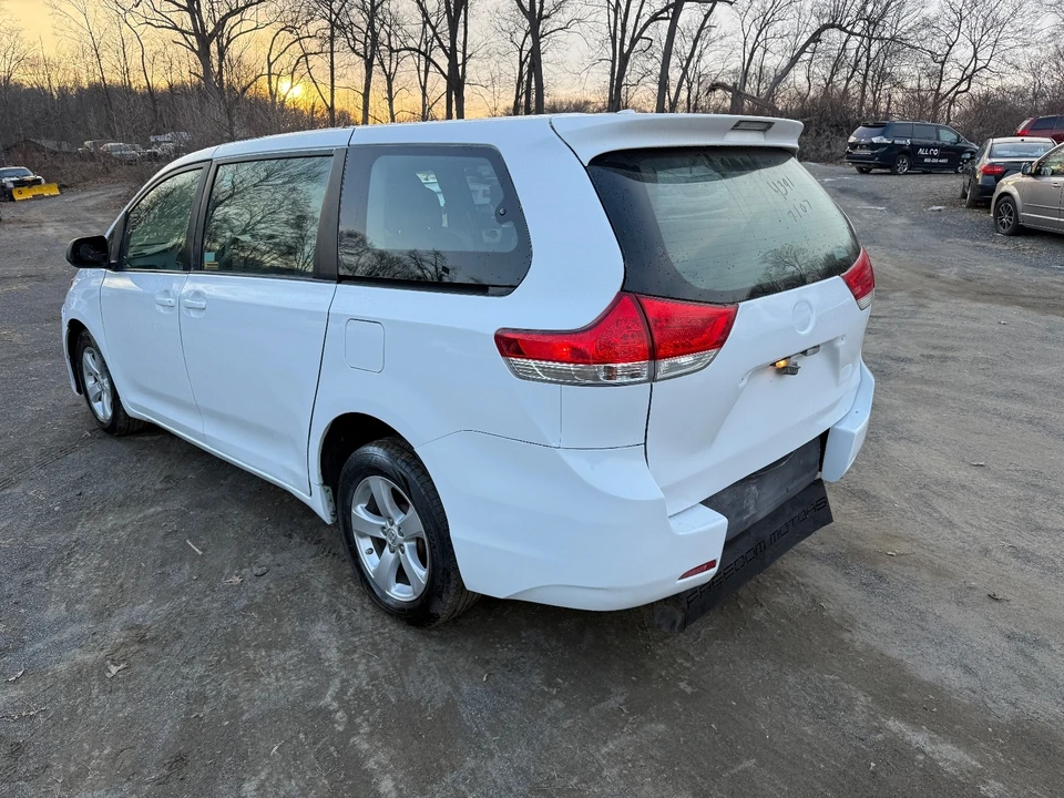 2014 Toyota Sienna 3rd Gen - Image 4 of 19