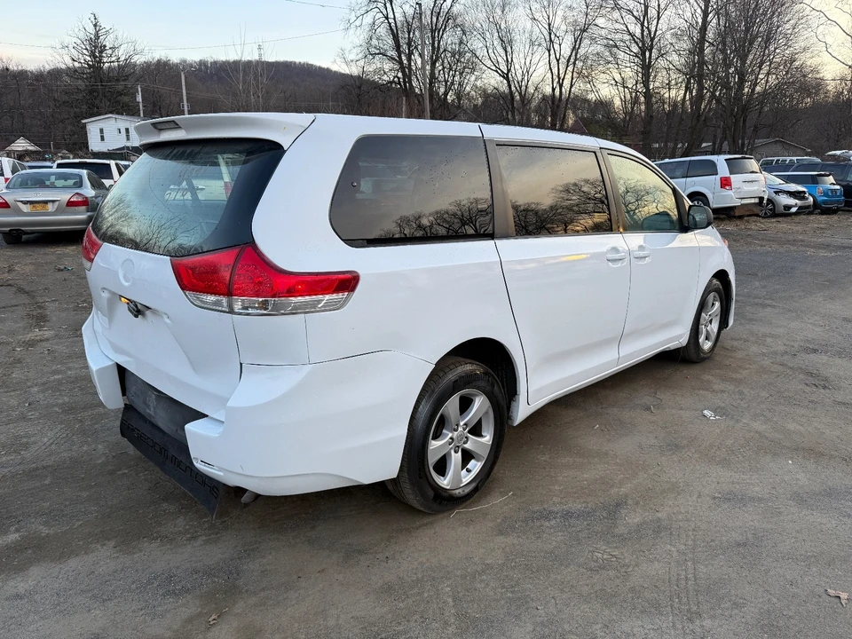 2014 Toyota Sienna 3rd Gen - Image 6 of 19