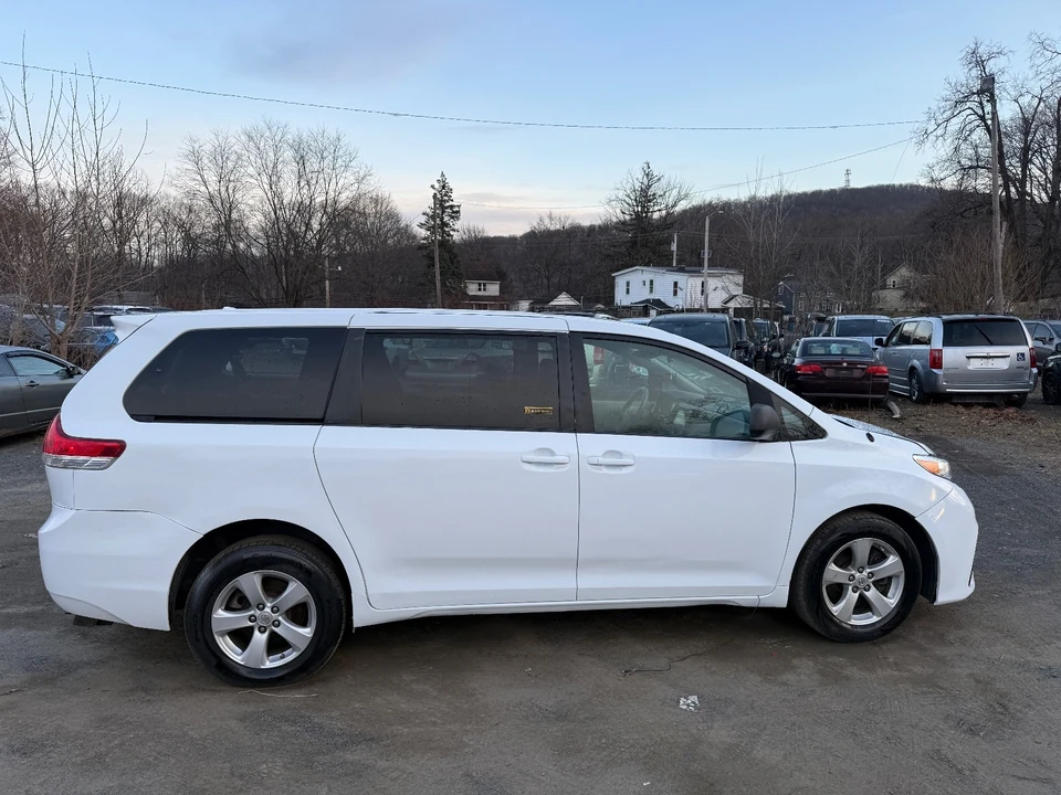 2014 Toyota Sienna 3rd Gen - Image 5 of 19