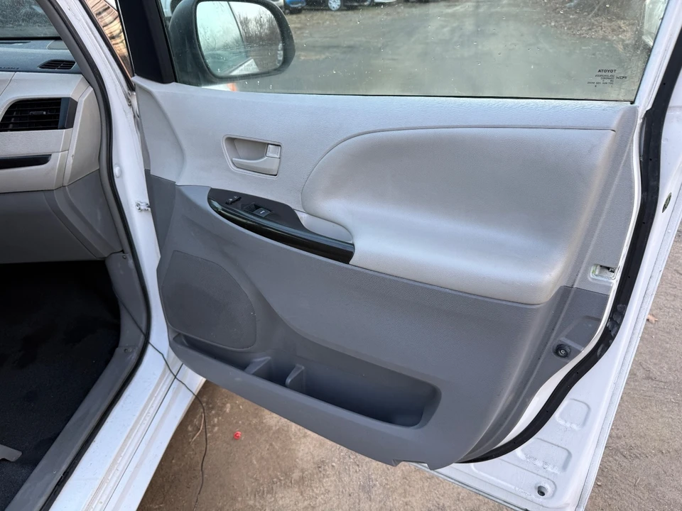 2014 Toyota Sienna 3rd Gen - Image 15 of 19
