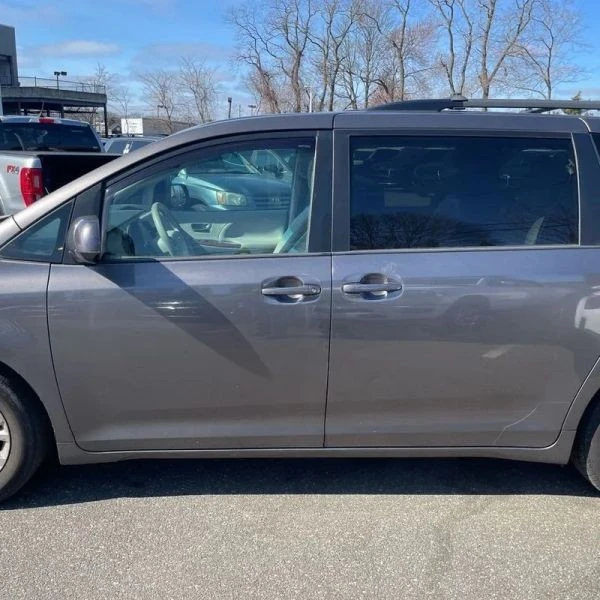 2014 Toyota Sienna 3rd Gen - Image 4 of 12