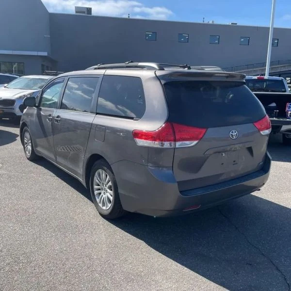 2014 Toyota Sienna 3rd Gen - Image 5 of 12