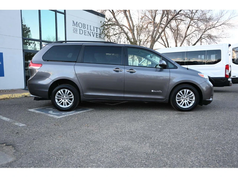 2014 Toyota Sienna 3rd Gen - Image 5 of 12