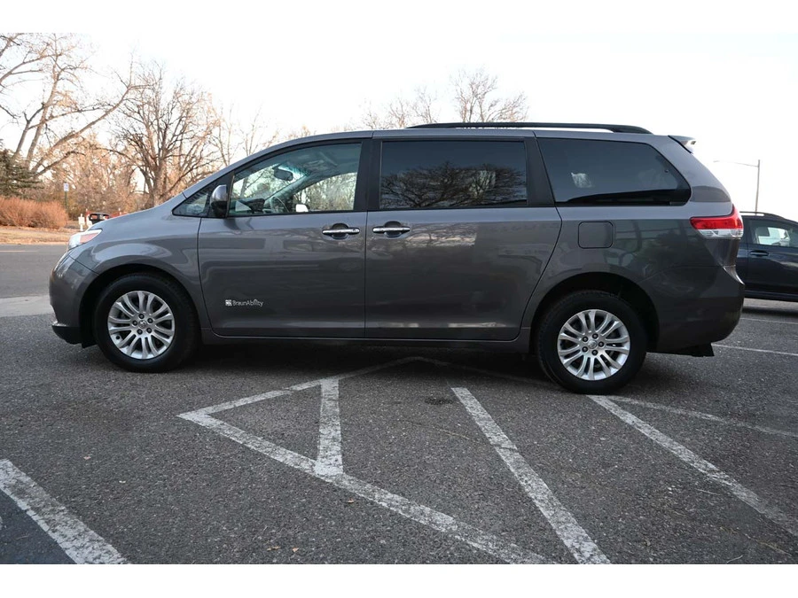2014 Toyota Sienna 3rd Gen - Image 9 of 12
