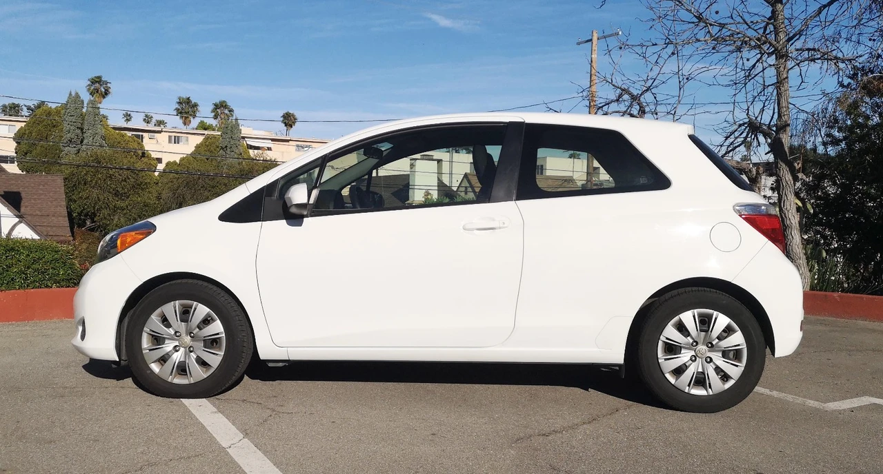 2014 Toyota Yaris - Image 2 of 21