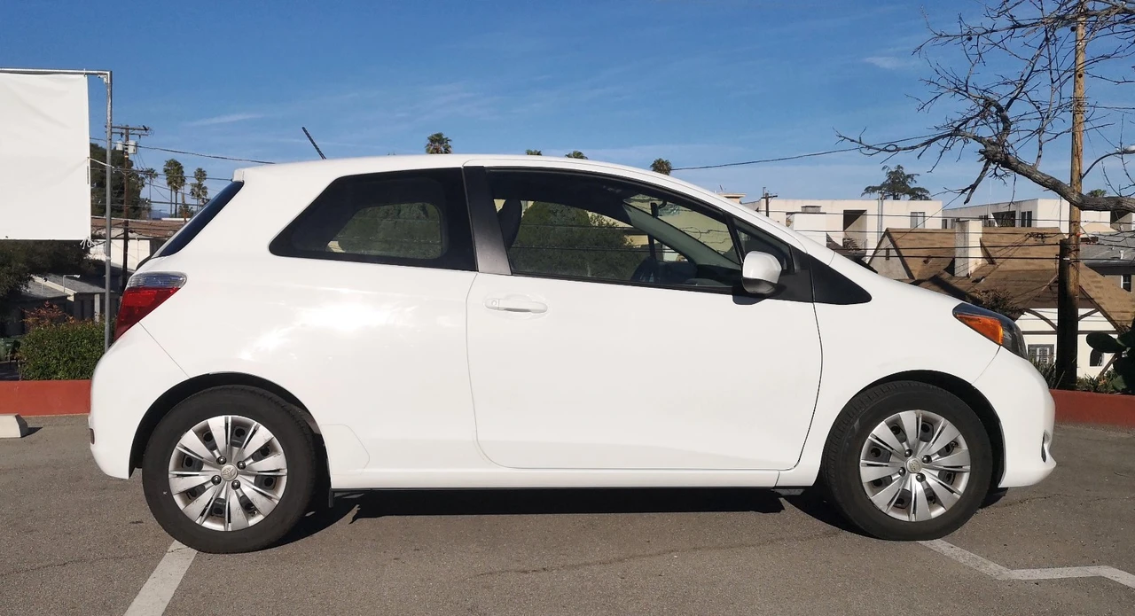 2014 Toyota Yaris - Image 15 of 21