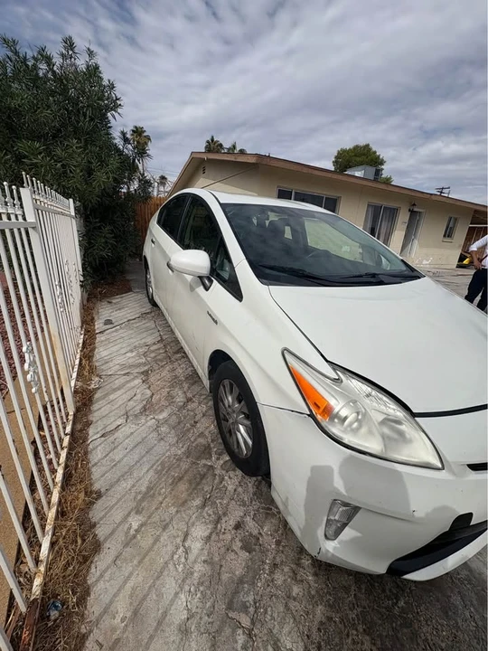 2014 Toyota Prius 3rd Gen - Image 4 of 5