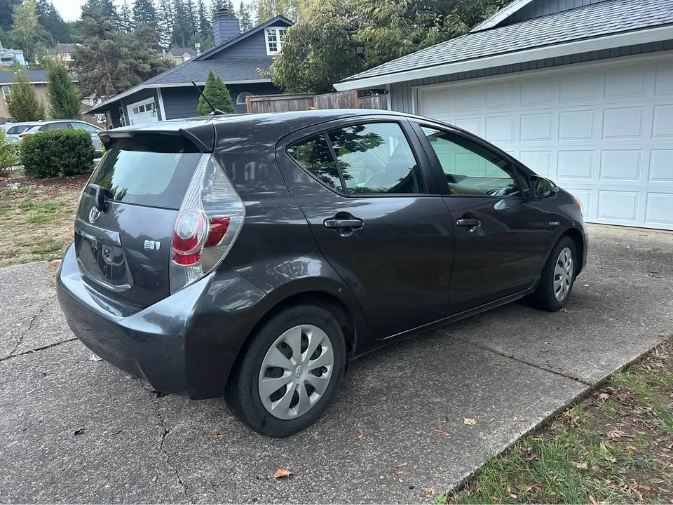 2014 Toyota Prius 3rd Gen - Image 4 of 12